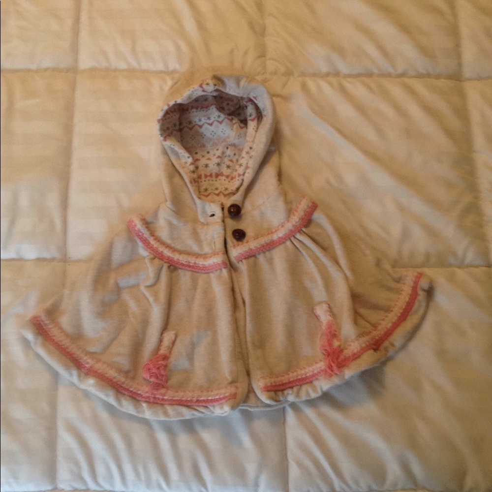 Cozy sleeveless sweater with printed hood